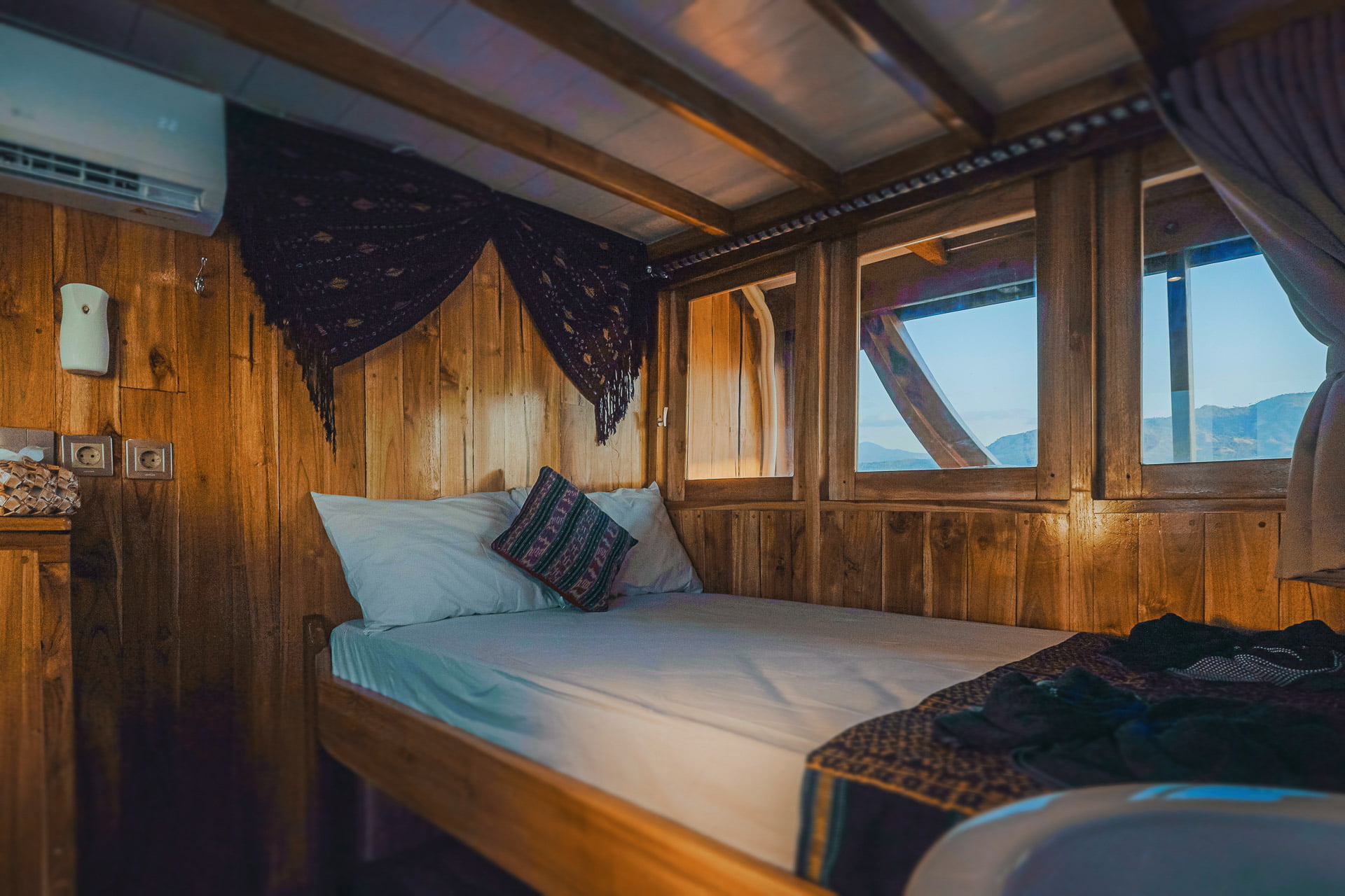 Komodo Trails Deluxe Cabin 01