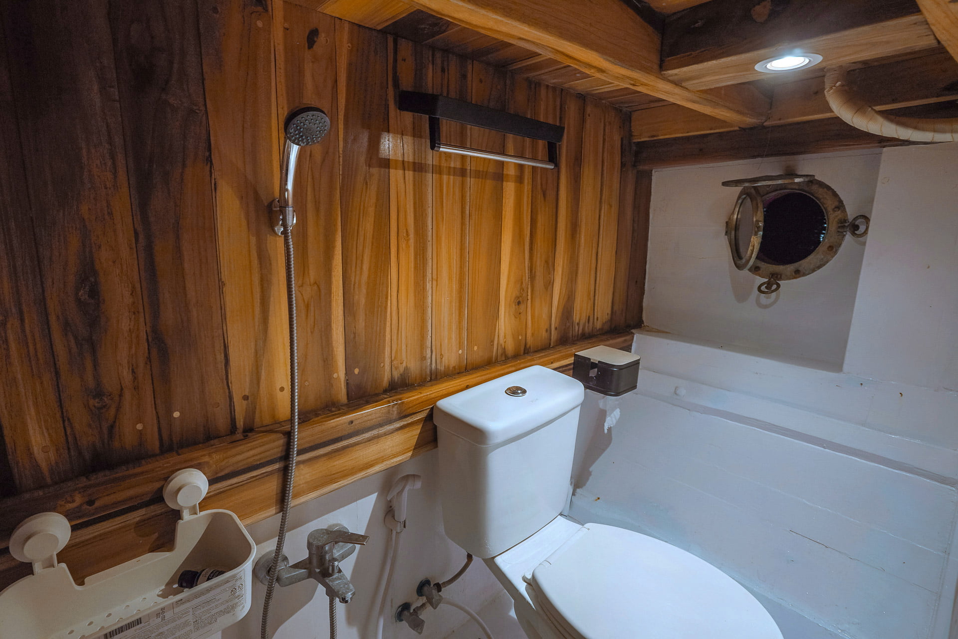 Komodo Trails Superior Cabin 07