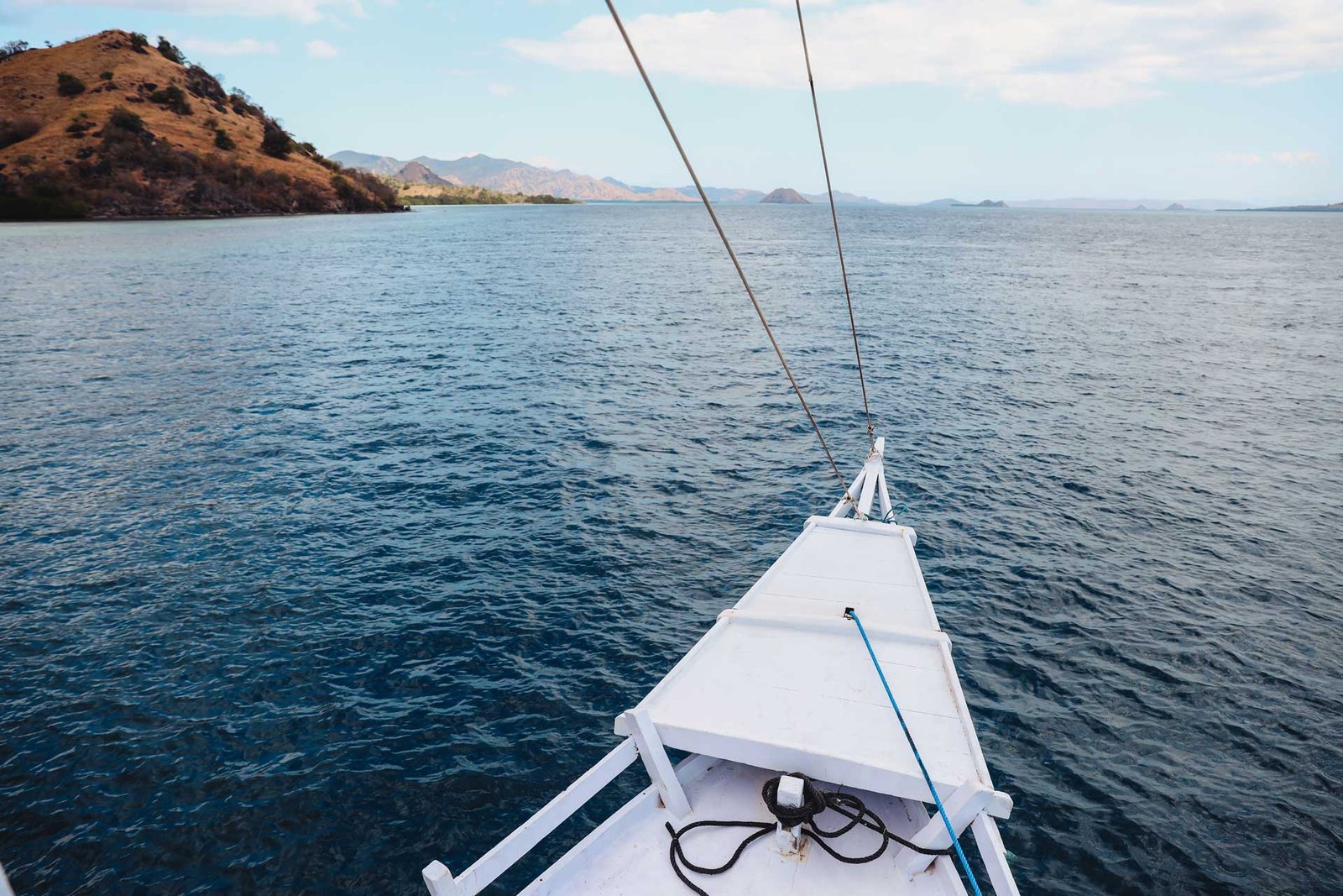 boat-sailing-on-the-ocean-2022-01-28-05-43-50-utc-ss